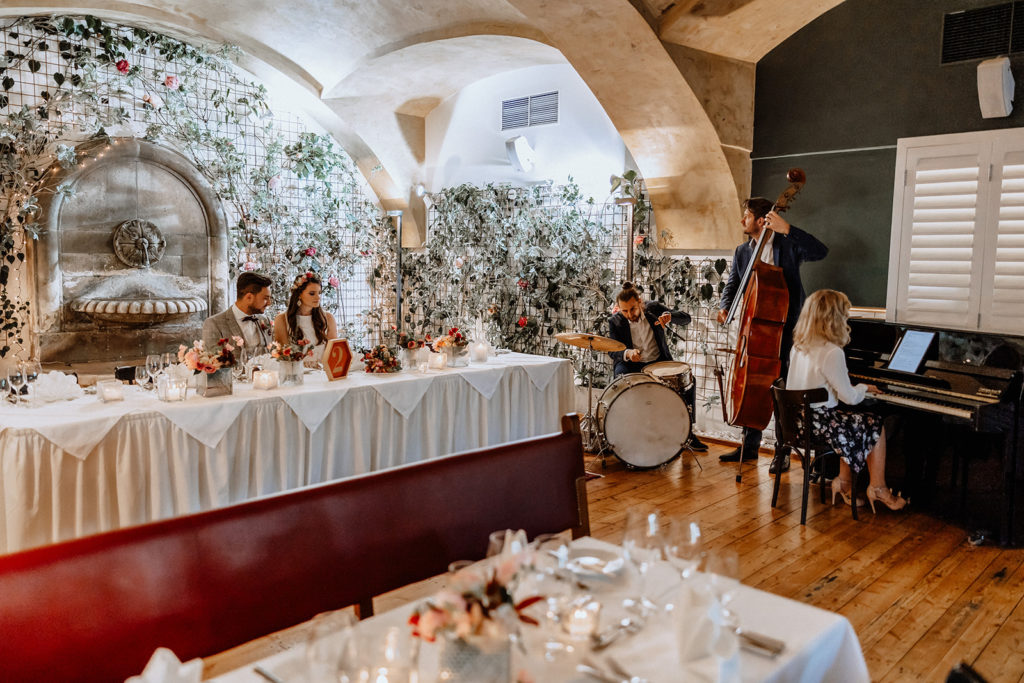 Mrs. Jones and Her Gents; Hochzeitsband