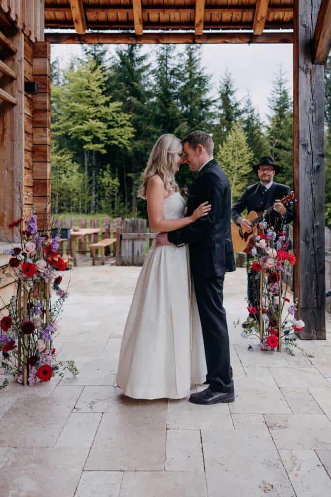 Brautpaar bei Hochzeit in Graz mit Live-Galamusik im Freien.