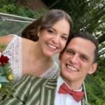 Hochzeitspaar mit Musiker bei einer Hochzeit in Graz, live Musik für Feierlichkeiten.