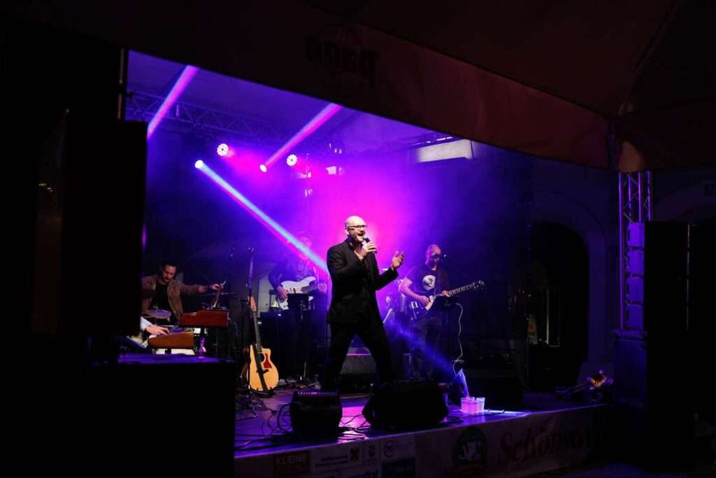 Hochzeit und Galamusik Graz: Live-Band mit Sänger bei einer festlichen Veranstaltung.