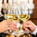 Firmenfeier Wein anstoßen